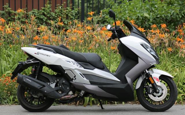 台荣踏板摩托车成功了!配abs,最高时速126km/h行驶中拉风帅气