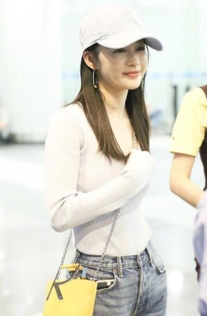 的保守,而这次的她却没有想到穿白色的卫衣,竟然暴露出她的身材曲线