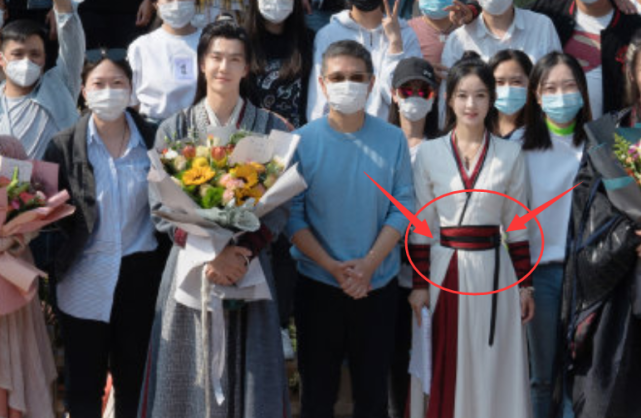 《有翡》曝杀青大合照,唯独赵丽颖没花遮挡,露出的腰太不真实!