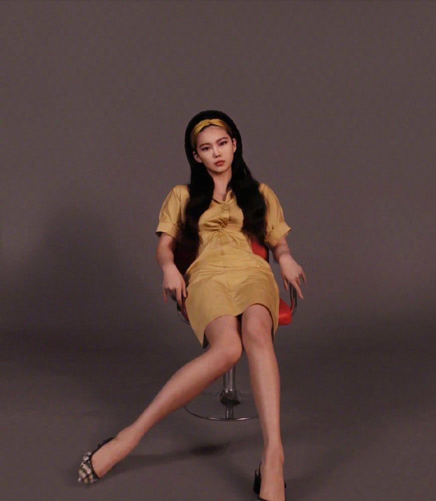 淡黄色长裙李熙凝秀时尚抹胸褶皱大裙摆个性又有魅惑力