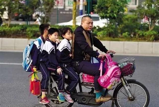 电动车禁止上路后,家长接送孩子成难题,专家给的建议气坏众人