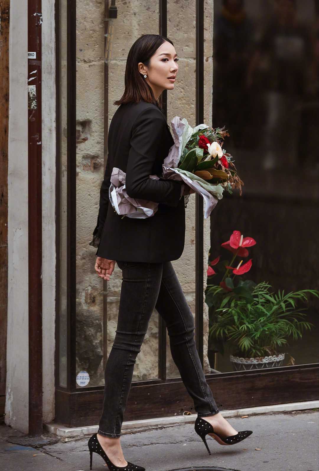 李亚男真会穿,黑色西服搭配牛仔裤高级大气,减龄又时髦