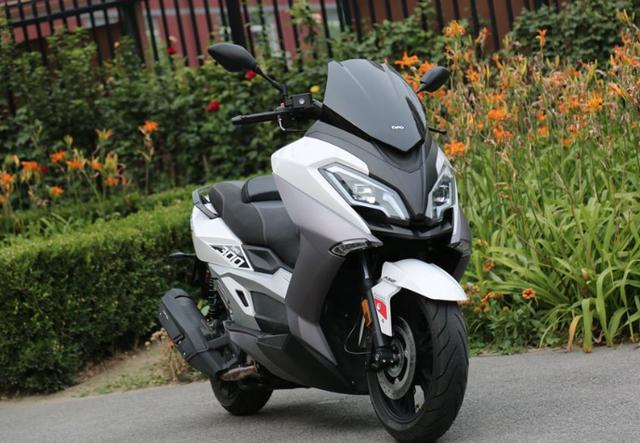 台荣踏板摩托车成功了!配abs,最高时速126km/h行驶中拉风帅气