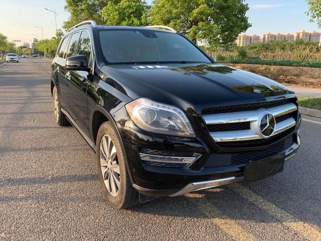 实拍奔驰gl350售价26万,外观简洁硬朗,细节中突出自己的男人味