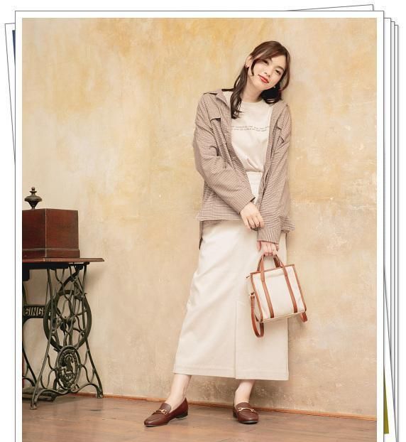 米色半身裙怎么搭?配这些颜色的上衣都很美!24个日系穿搭示范