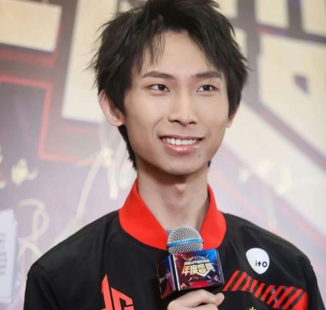 梦泪在ag的现状多卑微冠军教练爆出他首发3个条件,一诺笑掉大牙