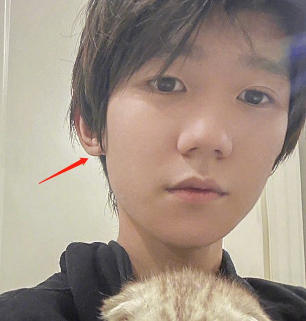 王源留学后罕见晒自拍,神情略显憔悴,哪像是个19岁的阳光少年