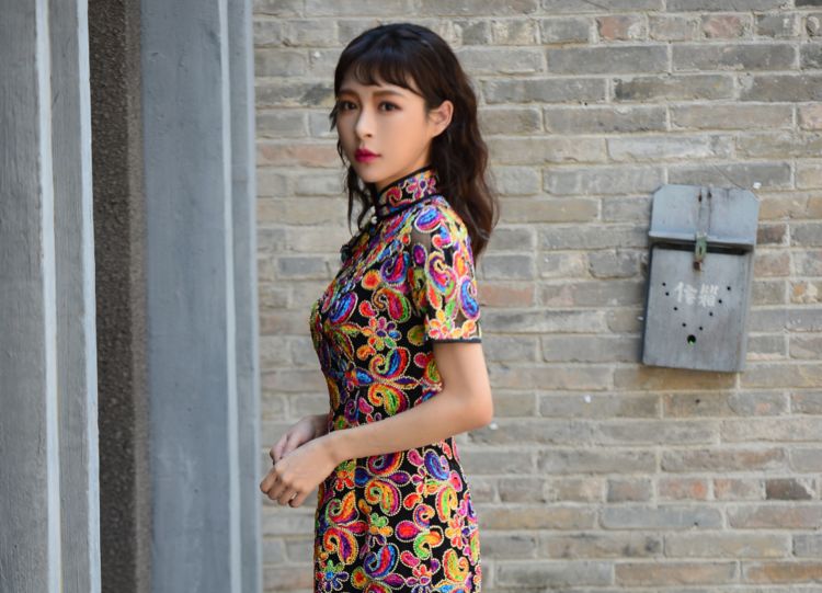 许佳琪穿开衩到腰间旗袍扭腰踢腿热舞性感过度给人一股风尘味