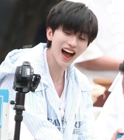 蔡徐坤吃棉花糖被抓拍,看清他的吃法后,怪不得被称为"蔡3岁"