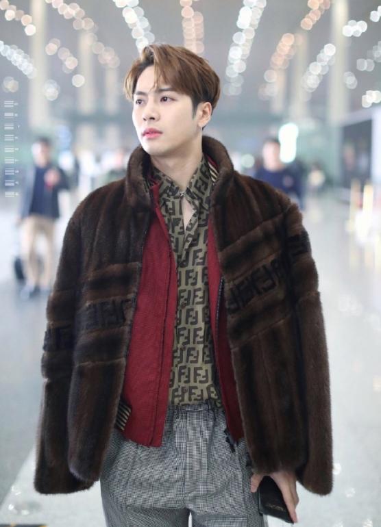 王嘉尔太敢穿了!皮草外套穿出大哥出街巡逻既视感,是个宝藏男孩