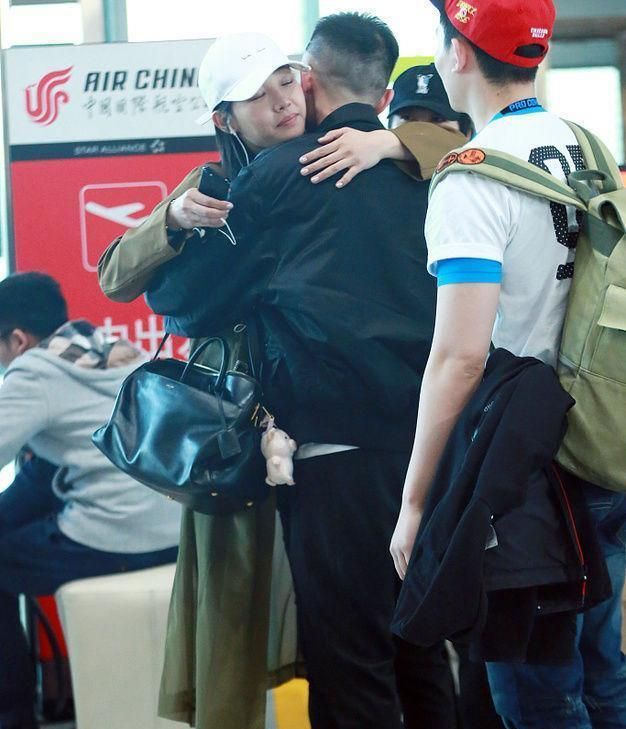 白百合与新男友亲密拥抱 出门手挽手一脸恩爱样