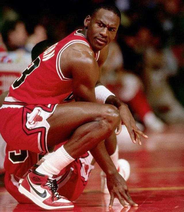 图解乔丹肌肉进化史:平庸身材到魔鬼筋肉人,麒麟臂比高中涨1倍