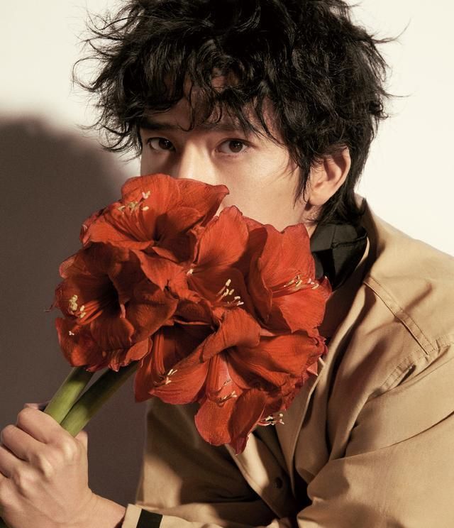 井柏然"羊卷毛"新发型,西装外套搭配苏格兰小腿袜,有点可爱