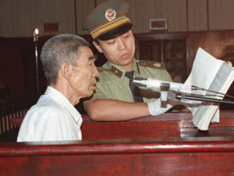 禹作敏法庭判刑近照早在1992年,在总公司内担任副总经理的两个儿子