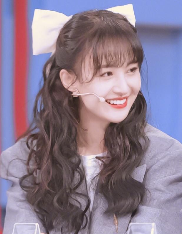 郑爽戴"儿童蝴蝶结"走活动,本以为很廉价,看清效果后我呆了