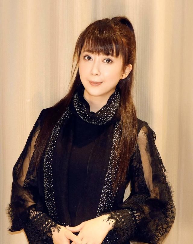 孟庭苇气质好就是任性,穿背书连衣裙现身少女感满满