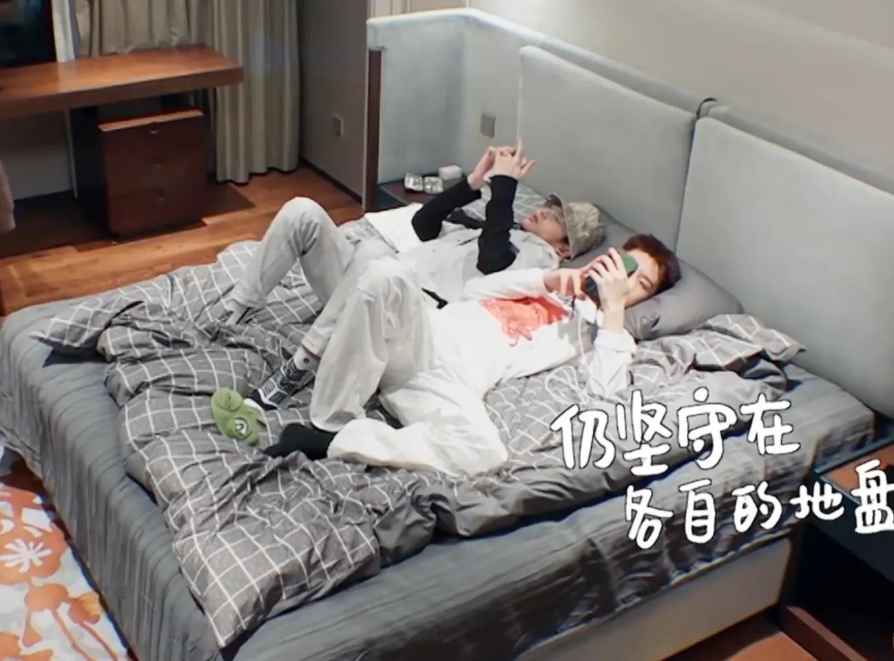 不能忍小鬼没脱鞋就躺下,范丞丞给他脱鞋,谁注意咋拿的?
