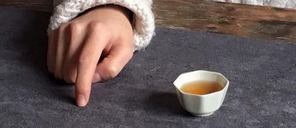 喝茶时叩手致谢到底是用两根手指还是三根用错很容易闹笑话