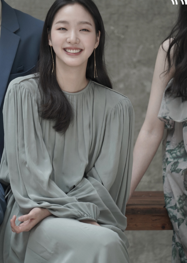 韩剧女神金高银太美了,灰绿色长裙温婉大方,笑起来好治愈啊