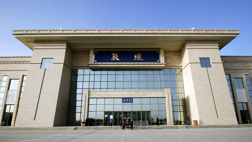 敦煌铁路由柳沟站至饮马峡站;线路全长671千米,其中柳沟至敦煌段162