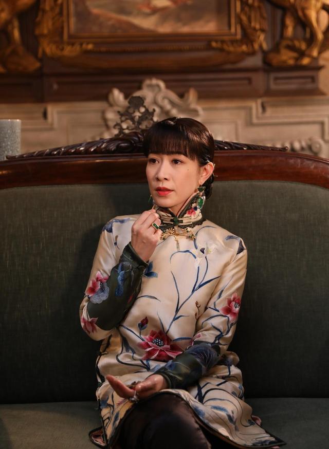 佘诗曼晒自拍照,嘟嘴加上笑脸特效,非常可爱少女感十足