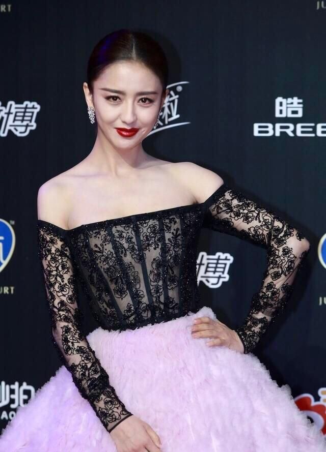 佟丽娅终于性感一回,穿半透视蕾丝太妩媚