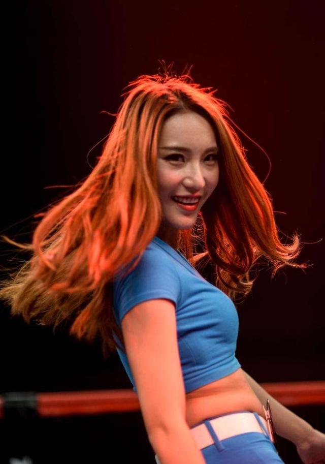 光鲜亮丽的举牌女郎有多奢侈,年薪15万太少,泰森称主要是靠副业