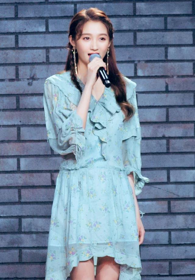 有种初恋美叫关晓彤穿碎花裙仙气十足难怪男神鹿晗都沦陷了