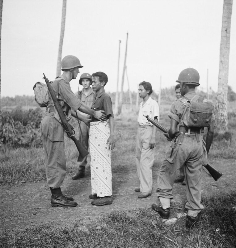 老照片 1948年荷兰士兵在印尼大扫荡 追捕反抗的游击队