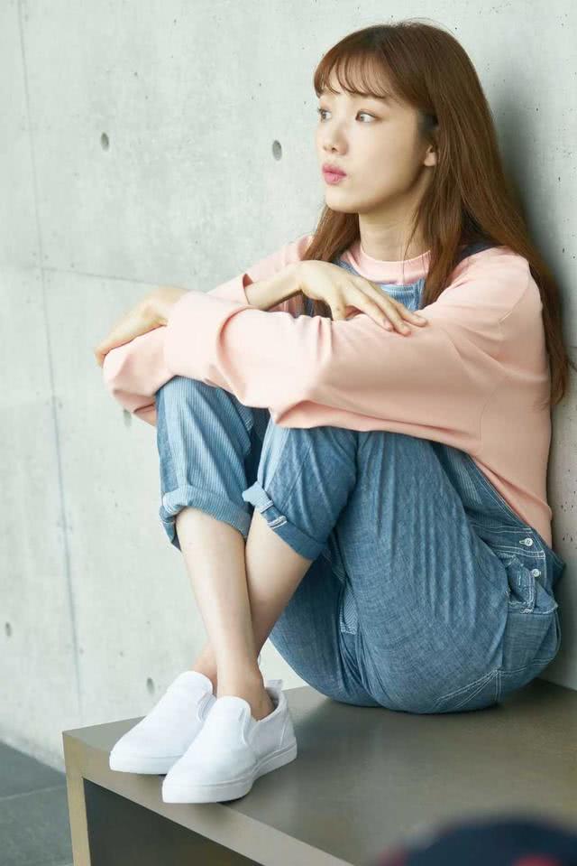 李圣经气质完胜,印花衬衫配阔腿裤,穿出知性时尚魅力