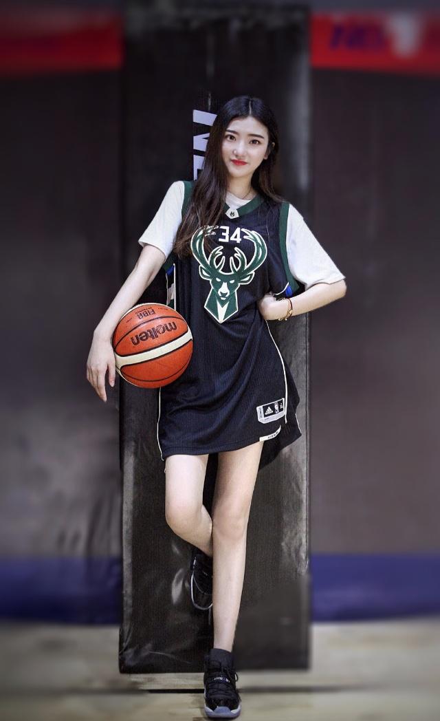 最美篮球女神,球技精湛男生被迫紧逼防守!退役后经商26岁仍单身