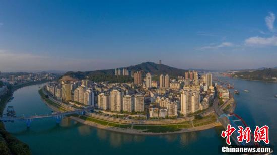 航拍两江环绕的广西梧州碧水蓝天如美丽画卷