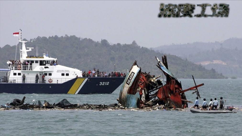 南海剧烈碰撞,越南渔船装备ak机枪:钢铁军舰冲上去撞沉越南渔船