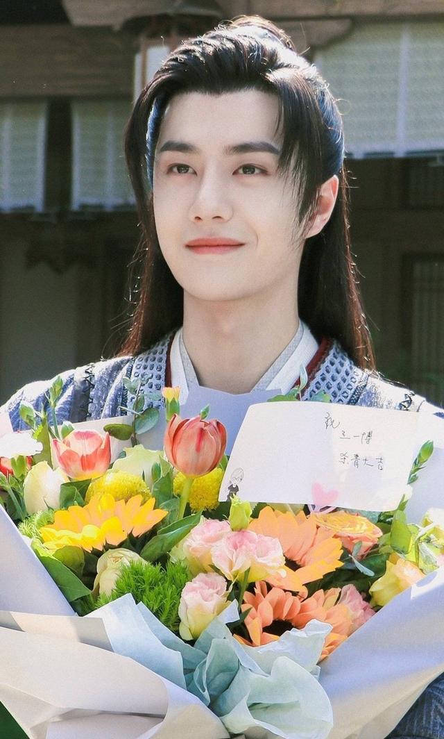 王一博《有翡》剧照中最萌的一张,也太可爱了一点!