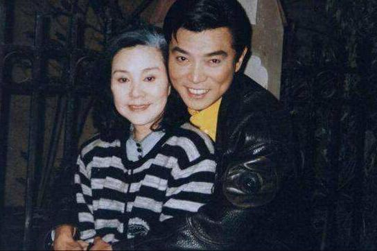 从"琼瑶小生"到"藏獒养殖之父",被迫娶妻的张佩华,如今怎样了?