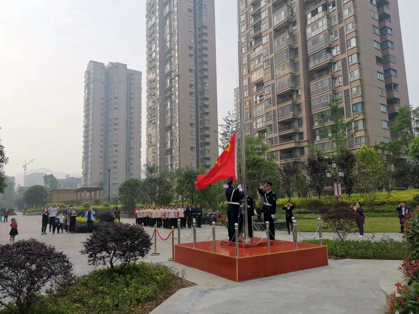 昨天的五一节,南充嘉陵区南湖凯旋广场小区搞了个大动静