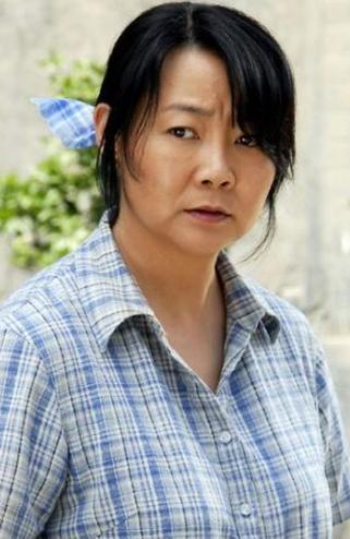 被丈夫8块钱哄走恩爱34年,只生1女的萨日娜,为何被上万人喊娘?