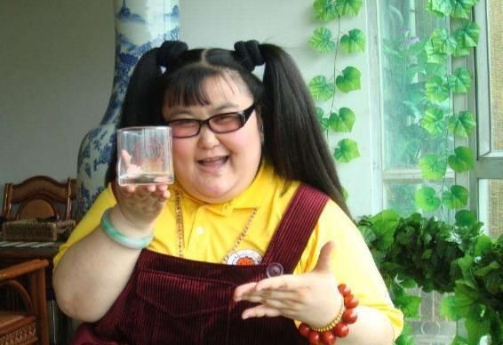 而星爷电影中的那个肥婆,据说体重方面已经是超过三百斤了,要说她所给