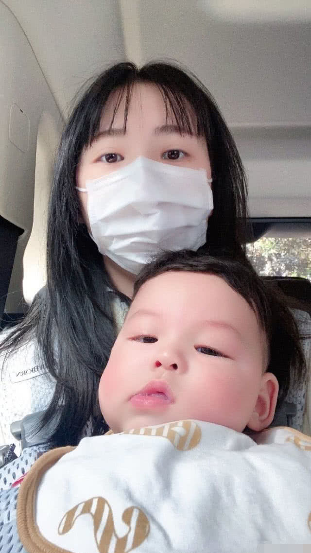 马剑越和老公带6个月儿子外出放风,三条大眼肉嘟嘟像爸爸,萌翻