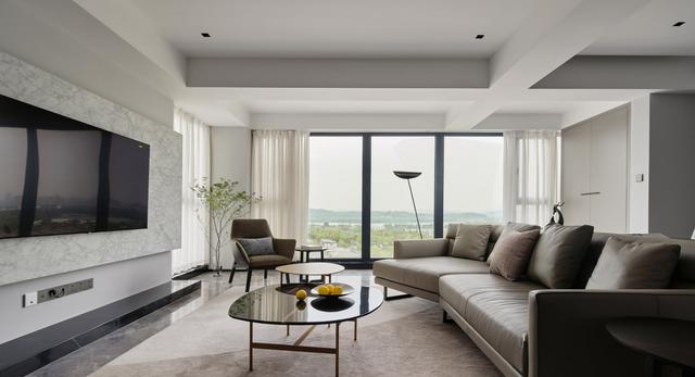 她160㎡大宅，舍弃房间后，大气极了，超大落地窗很让人羡慕