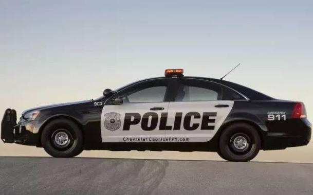 来自美国的高性能警车!大马力v8的"追击者",堪称警装肌肉男