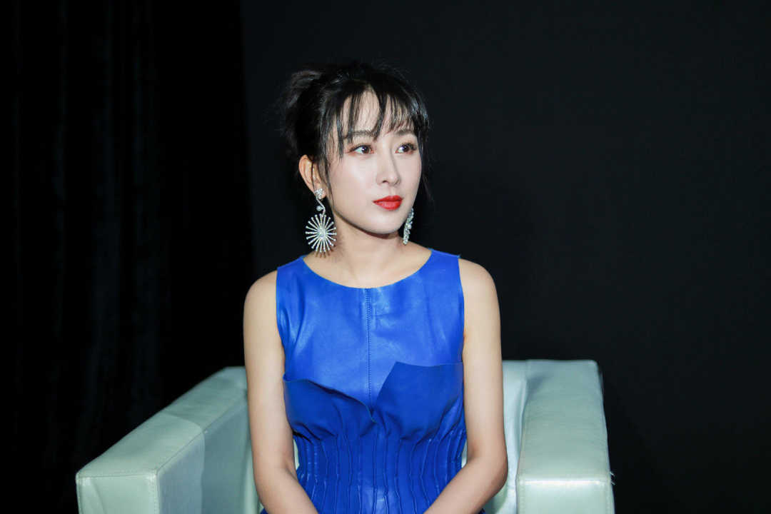 马苏穿衣真胆大,穿上了一条蓝色皮革连衣裙,彰显出了时尚魅力