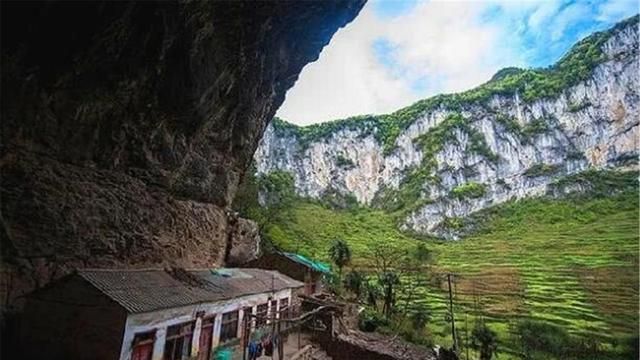 云南有个巨大的天坑,坑底还住着着32人,被居民叫做"大锅圈"