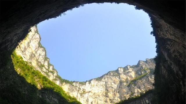 云南有个巨大的天坑,坑底还住着着32人,被居民叫做"大锅圈"