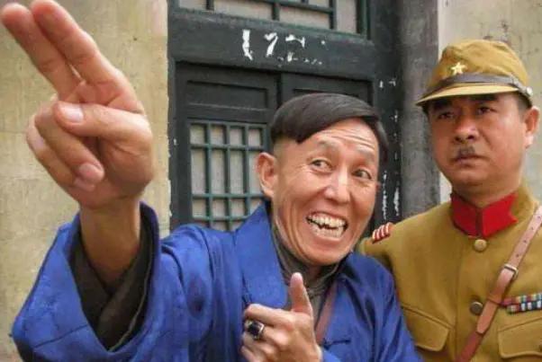 为了当汉奸,他亲手将17岁女儿送给日本人,还活埋了老母亲!