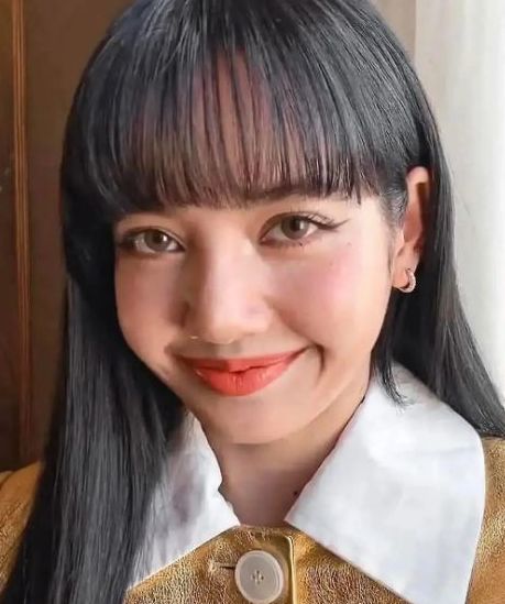 看看lisa原相机下的近照 生图让粉丝不敢信