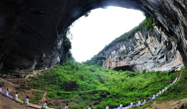 云南有个巨大的天坑,坑底还住着着32人,被居民叫做"大锅圈"