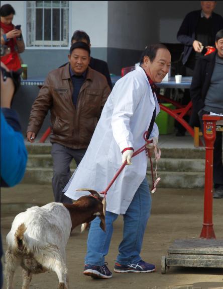 58岁妻离子散,64岁节目中晕倒,离开冯巩的牛群后来怎么样了?