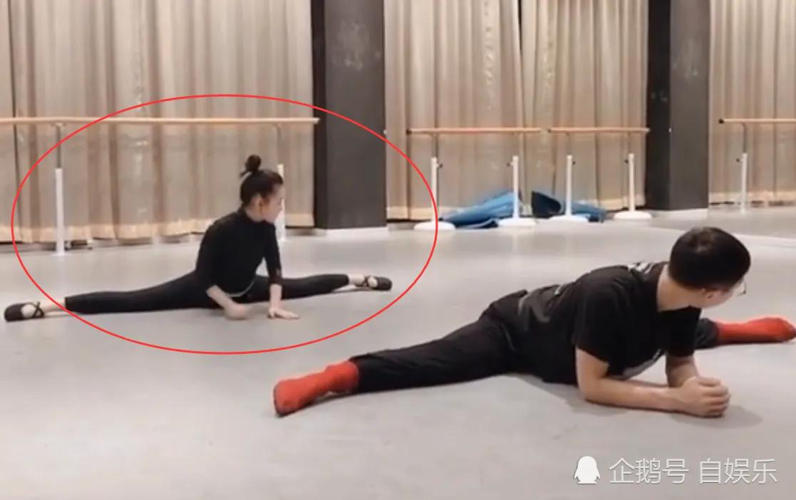 蒋依依跟着舞蹈老师练一字马,看清幅度,到底谁才是专业的?
