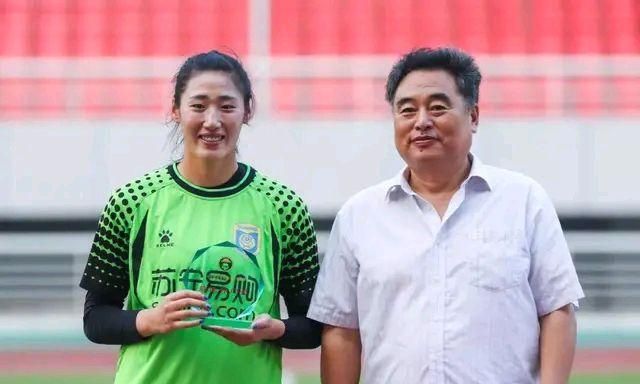 接替赵丽娜的"小白"彭诗梦,也是中国女足的实力与颜值担当!